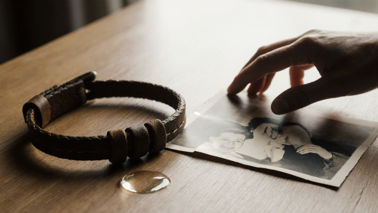 Náramek a fotografie rodiny na dřevěném stole, jedna slza padá na obrázek.